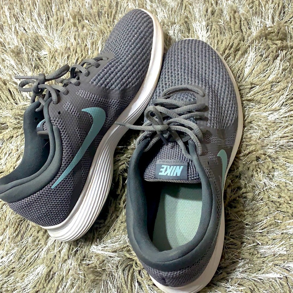 Nike revolution